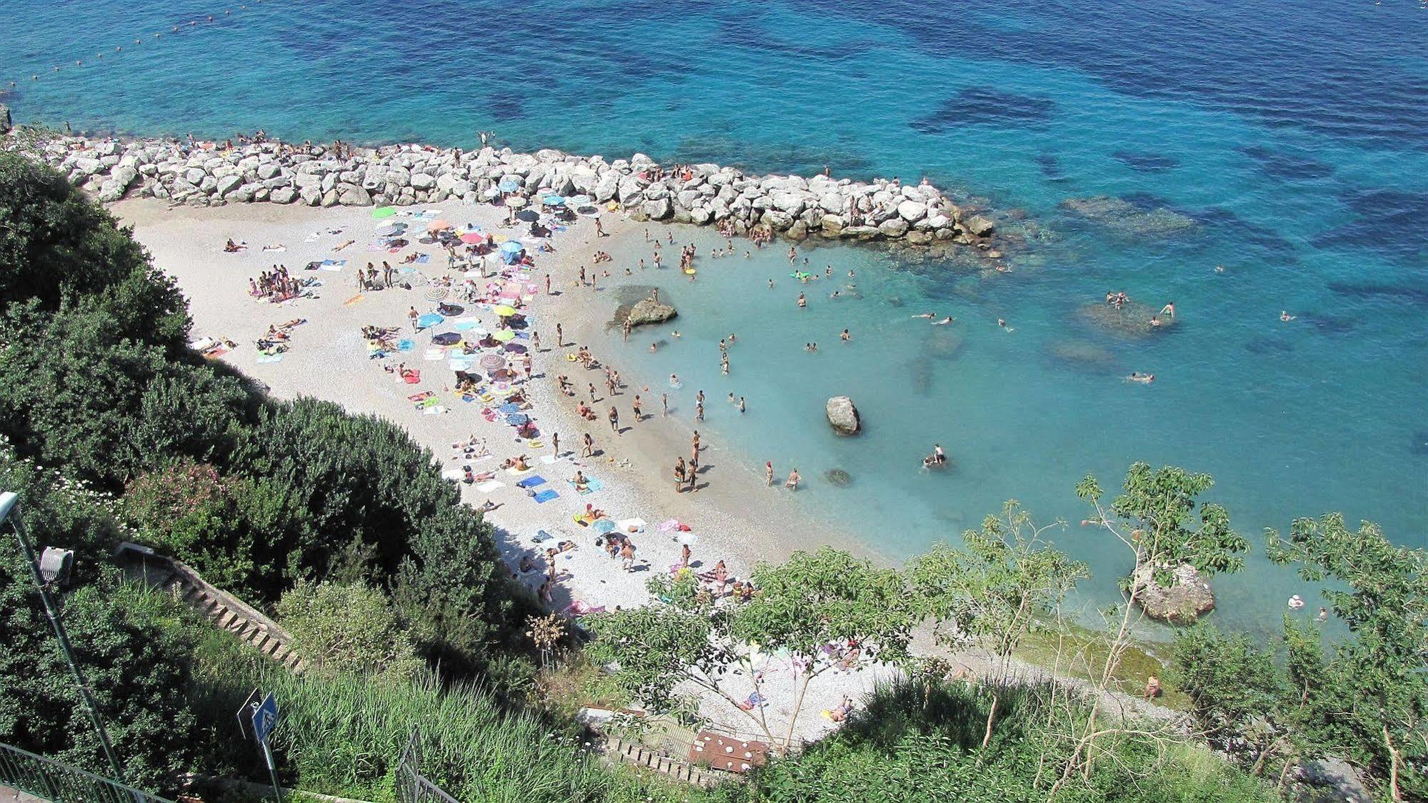 Capri Inn Екстериор снимка